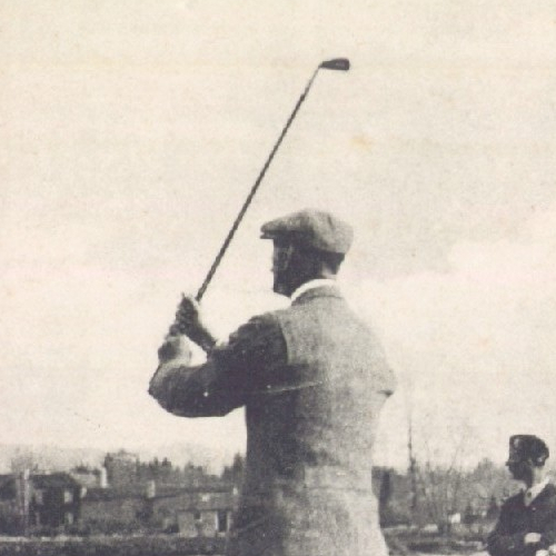 Détail de : Les Sports à Pau : Le Golf à la Plaine de Billère - Un Joueur tirant ; 19 ?? ; carte postale ; Bibliothèque Patrimoniale de Pau ; cote 7-017-2