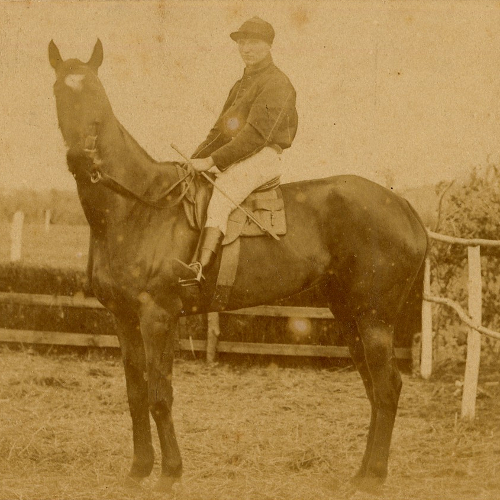 Détail de : Pau : Irradiante, gagnante de la grande course de haies ; 1892 ; photographie ; Bibliothèque Patrimoniale de Pau ; cote PHA112