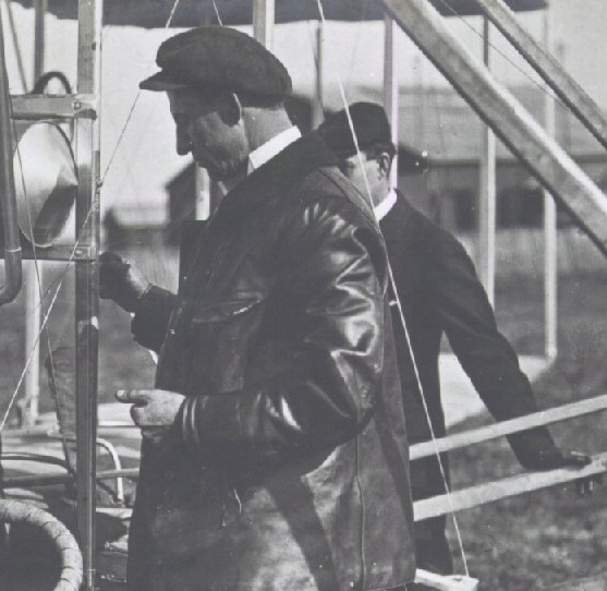 Les Frères Wright à Pau - Wilbur Wright avant le vol vérifie la marche du moteur / carte postale / Bibliothèque Patrimoniale Pau, cote  7-006-3