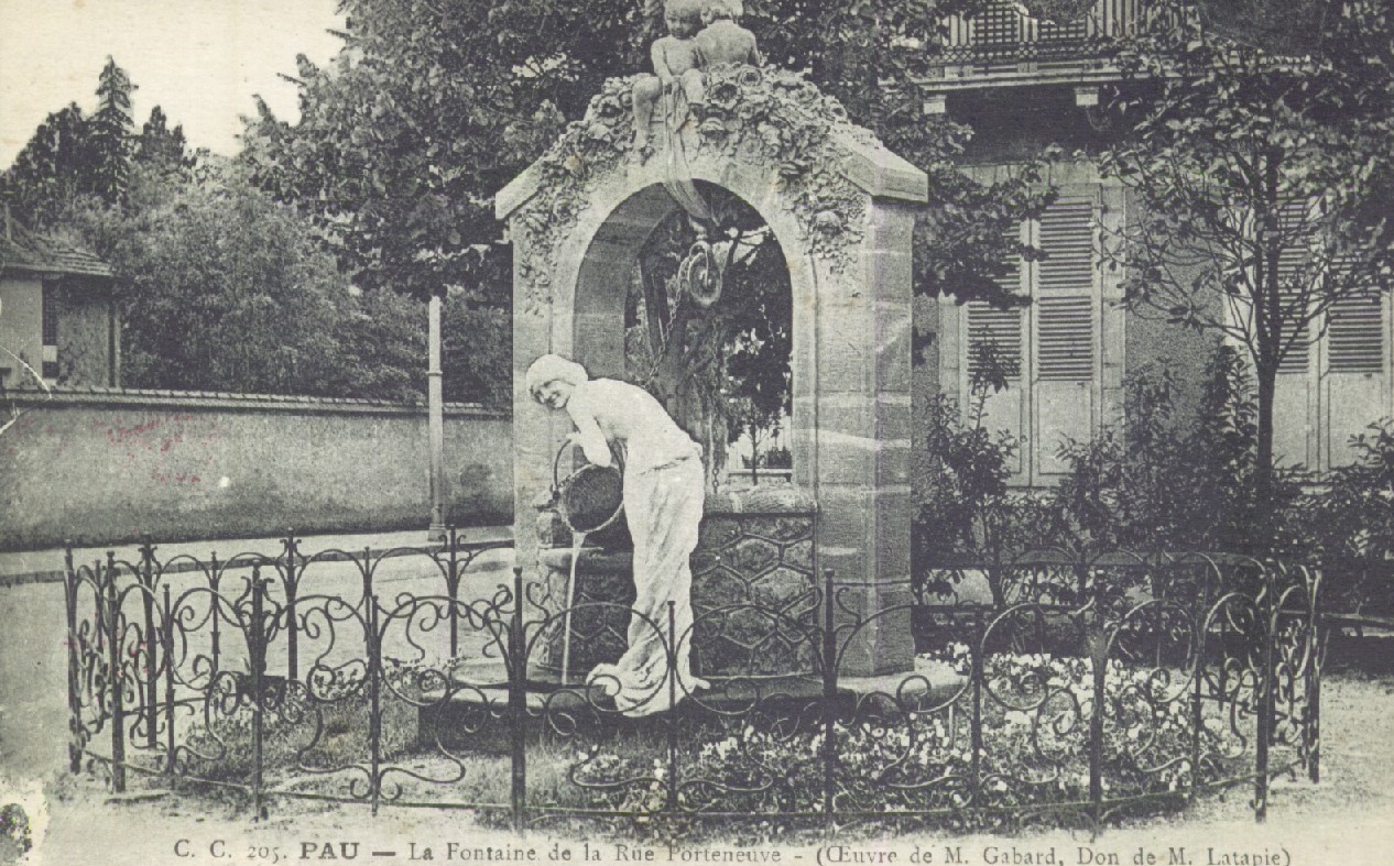 Pau : La Fontaine de la Rue Porteneuve (Oeuvre de M. Gabard, Don de M. Latapie)